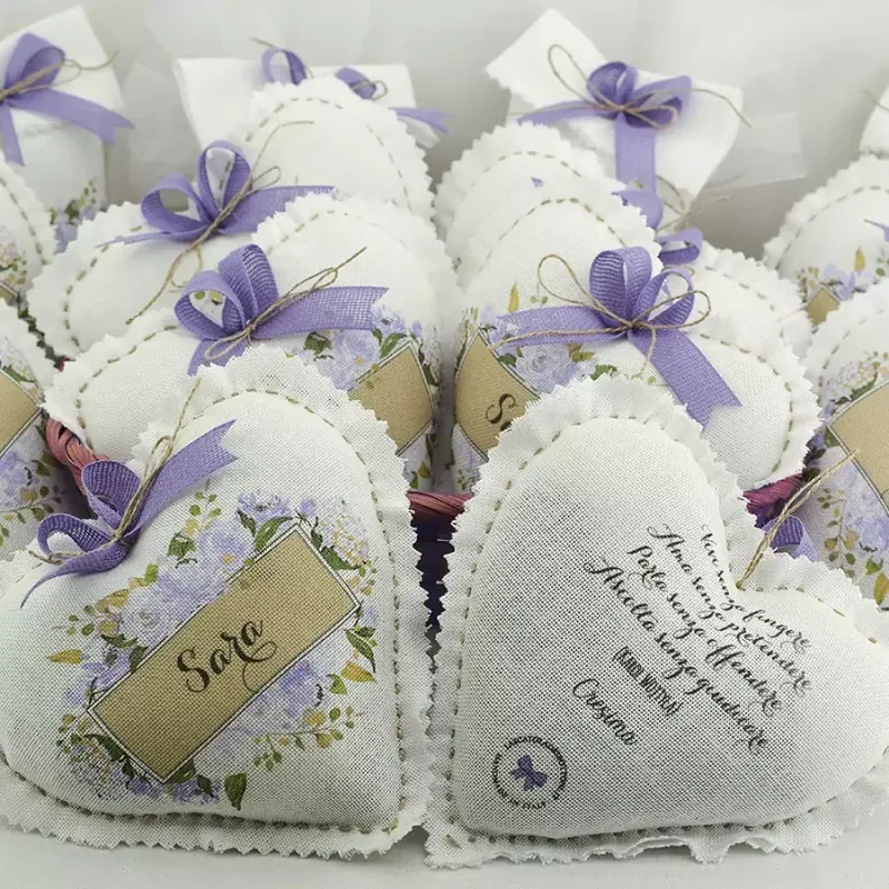 Cuori in lino per la comunione con fiocchi lilla e i nomi stampati, pronti per la spedizione