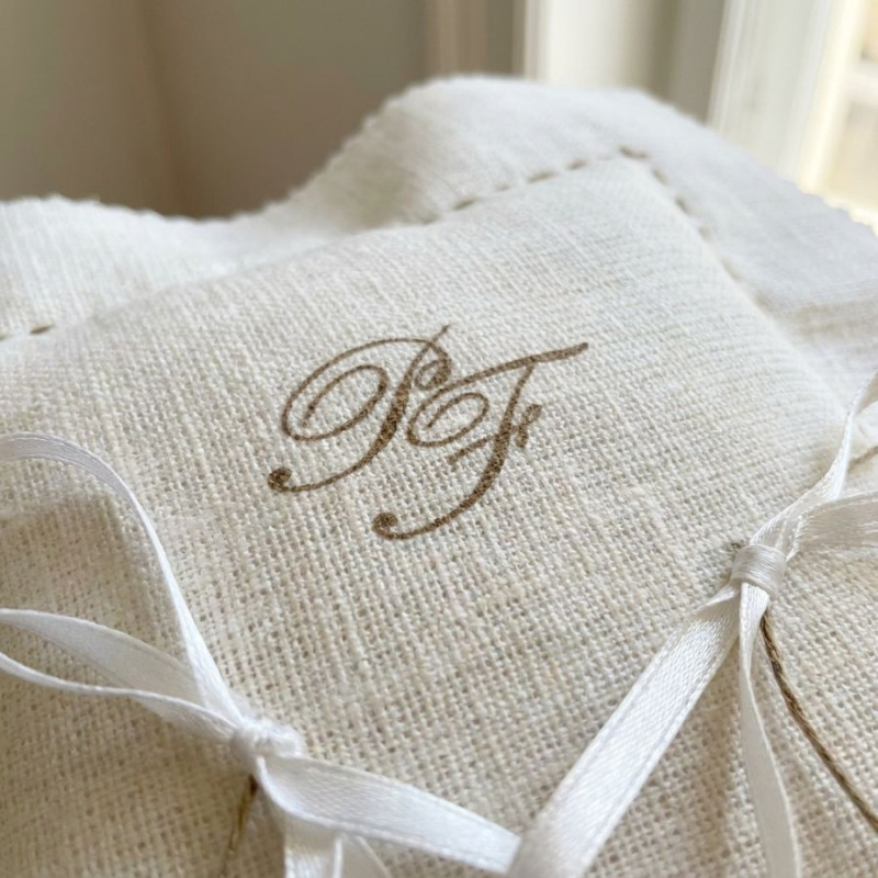 Cuscino portafedi quadrato personalizzato iniziali